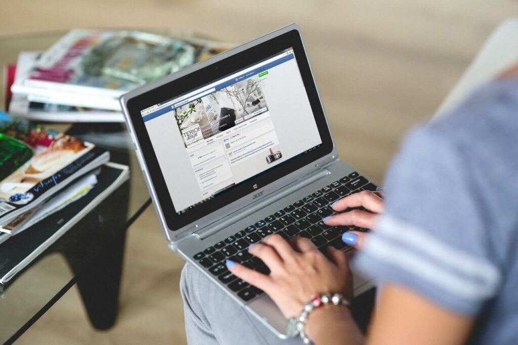social media marketing header image by Kaboompics.com